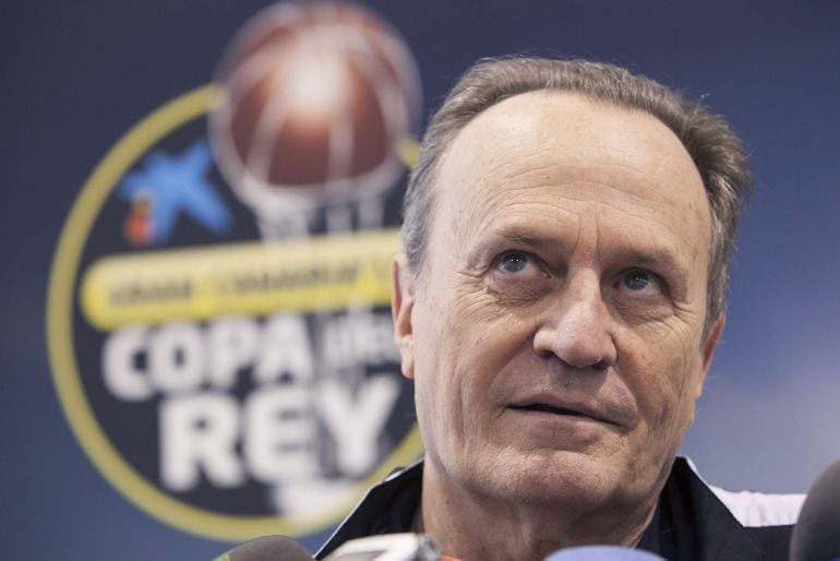 GRA291. LAS PALMAS DE GRAN CANARIA, 18/02/2014.- El entrenador del Herbalife Gran Canaria, Aito García Reneses, atiende a la prensa antes del inicio del primer entrenamiento oficial de la Copa del Rey de Baloncesto, en las instalaciones del Gran Canaria Arena, escenario del torneo que se disputa entre el 19 y el 22 de febrero. EFE/Angel Medina G.