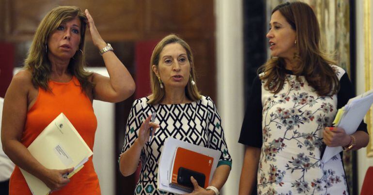 La presidenta del Congreso Ana Pastor, junto a la vicepresidenta tercera de la Mesa Rosa María Romero y la secretaria primera Alicia Sánchez-Camacho.