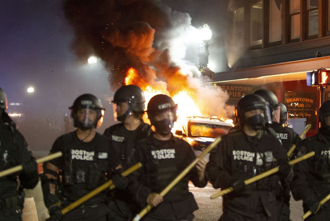 La policía de Boston, en una de las protestas contra la muerte de George Floyd celebradas este domingo en EEUU.