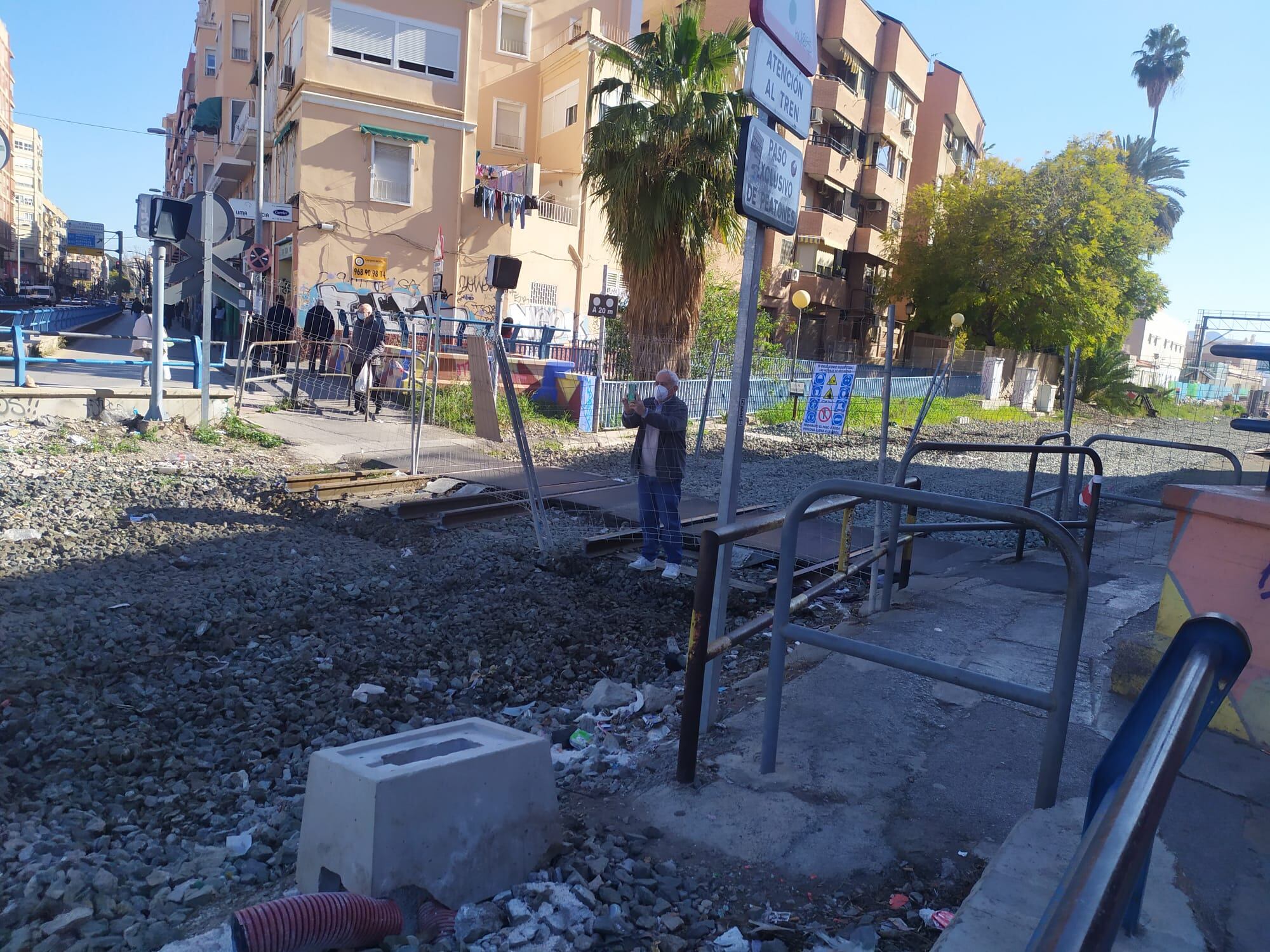 Un vecino de Barriomar toma una foto de las obras del AVE Murcia-Almería