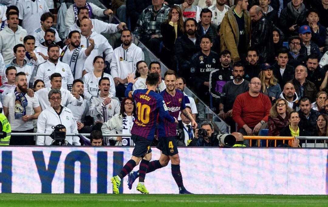 El centrocampista croata del FC Barcelona, Ivan Rakitic (d), celebra su gol anotado ante el Real Madrid