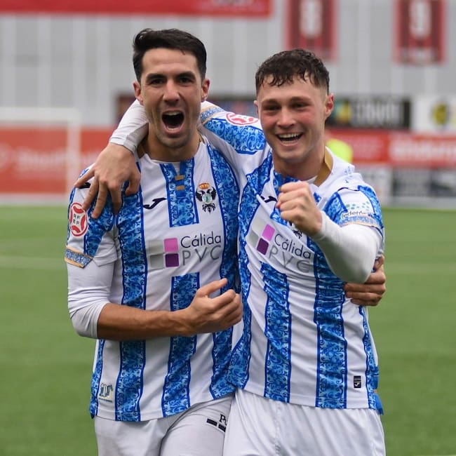 Gonzalo Di Renzo celebra con David Cuenca el segundo gol del Talavera ante el Arenas Club