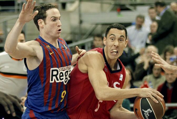 El base argentino del Caja Laboral Pablo Prigioni intenta superar al jugador brasileño del Regal Barcelona Marcelinho Huertas