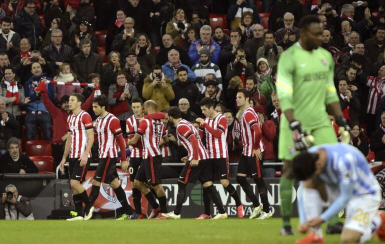 GRA218. BILBAO, 25/01/2015.- Los jugadores del Athletic Club celebran su primer gol al Málaga en partido de la vigésima jornada de liga en Primera División que se disputa esta tarde en el estadio de San Mamés. EFE/MIGUEL TOÑA