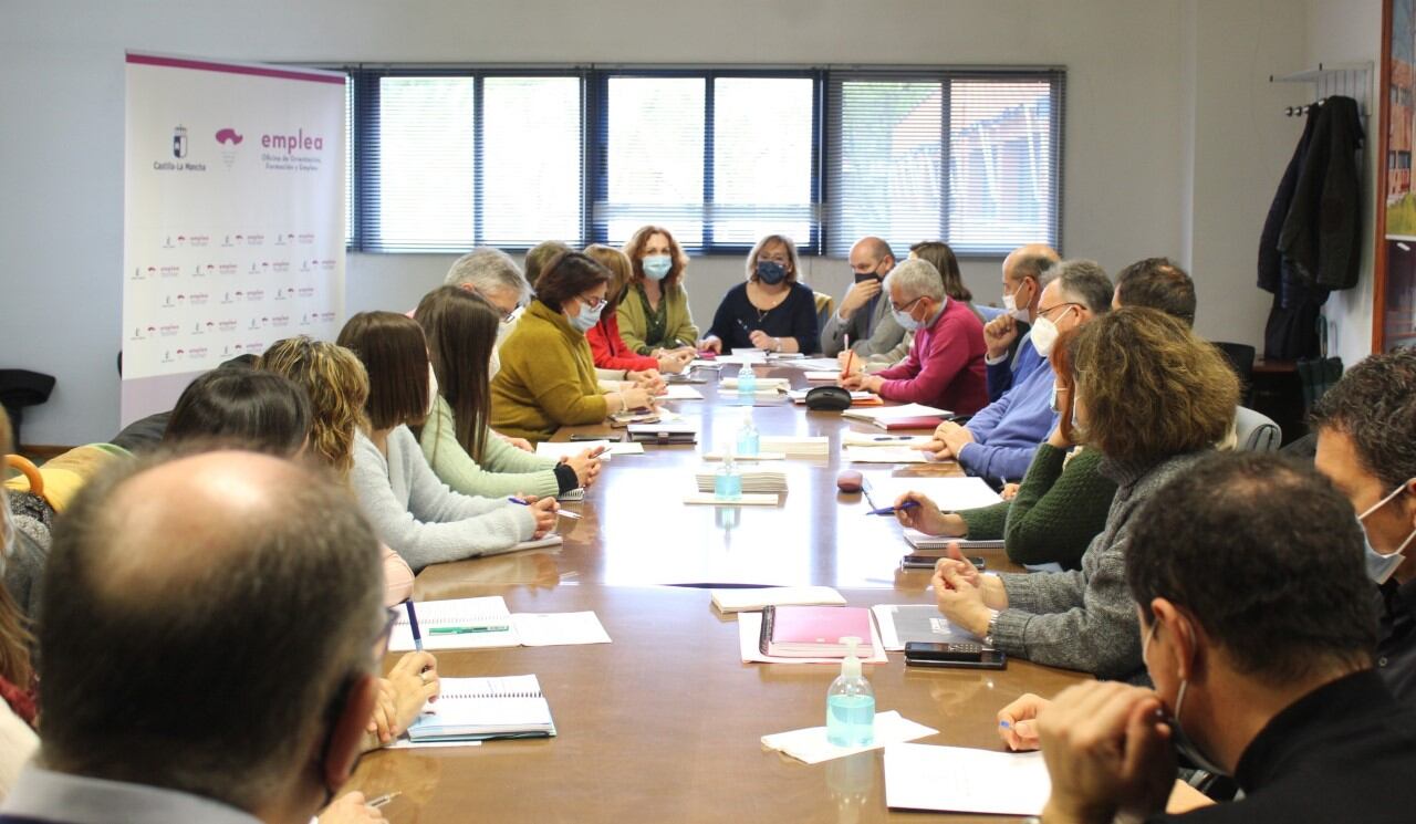 Carmen Olmedo, delegada de la Junta y Mari Ángeles Herreros, Subdelegada del Gobierno, junto al resto de representantes en la primera reunión del comité de ayuda a los refugiados ucranianos