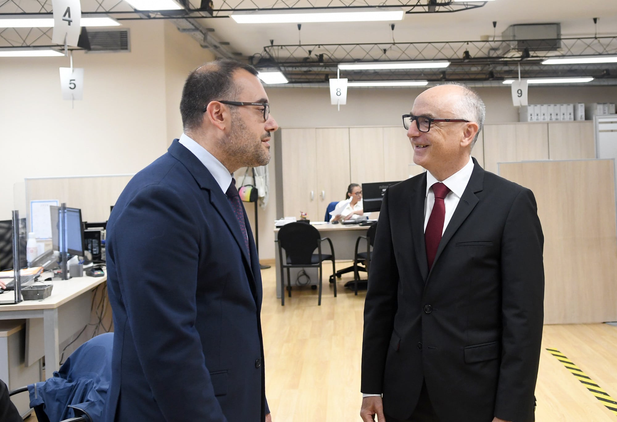 El ministre de Finances, Ramon Lladós, i el director del departament de Tributs i Fronteres, Carles Ferreira, al departament d&#039;hisenda per presentar el balanç de la campanya de l&#039;IRPF.