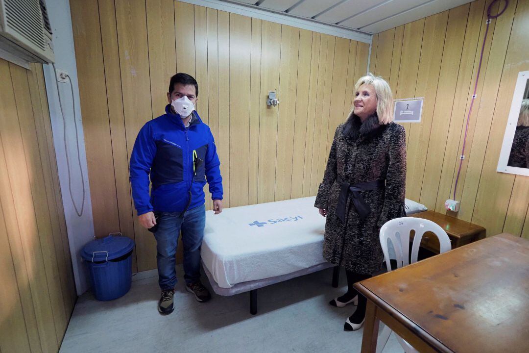 La consejera de Sanidad de la Junta de Castilla y León, Verónica Casado visitaba este martes el recinto ferial de Valladolid, uno de los hospitales improvisados en Castilla y León, para aliviar la elevada presión sanitaria y asistencial durante la crisis del coronavirus