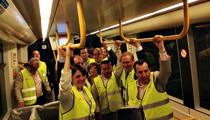 Las autoridades durante el primer viaje en pruebas del metro con pasajeros