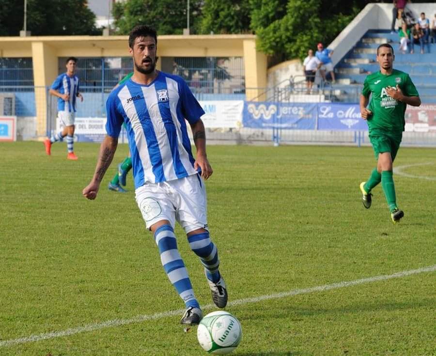 Álex durate un partido con el Jerez Industrial