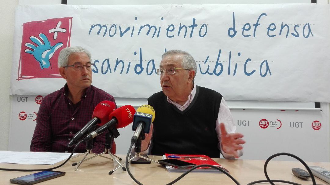 Jerónimo Cantuche y Carlos Pedrero durante la rueda de prensa del Moviemiento en Defensa de la Sanidad Pública