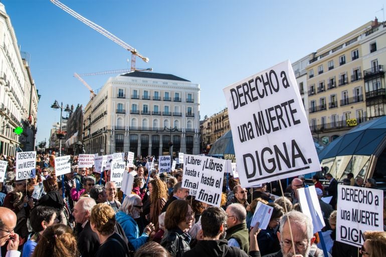 Manifestación en Madrid de apoyo a la muerte digna.