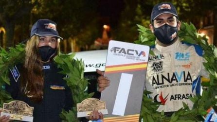 Laura Salvo y Miquel Socias, recogiendo un premio