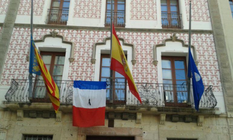 Banderas a media asta en Crevillent y bandera francesa con crespón negro