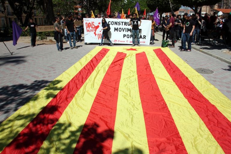 Imatge general de la manifestació a Sueca amb motiu del 25 d&#039;abril sota el lema &#039;Construïm moviment popular&#039;