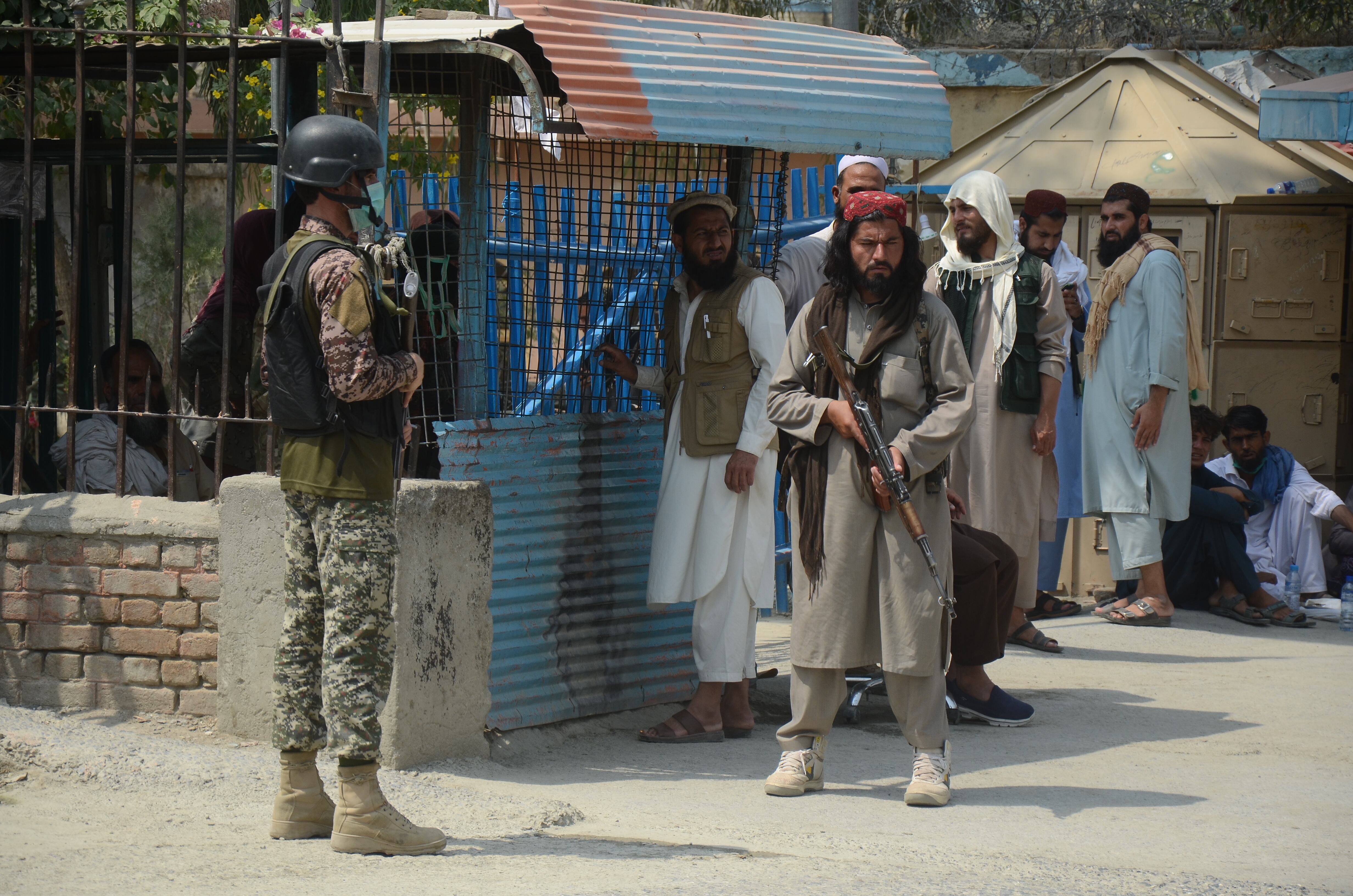 Un soldado pakistaní frente a combatientes talibanes en la frontera entre ambos países en Torkham