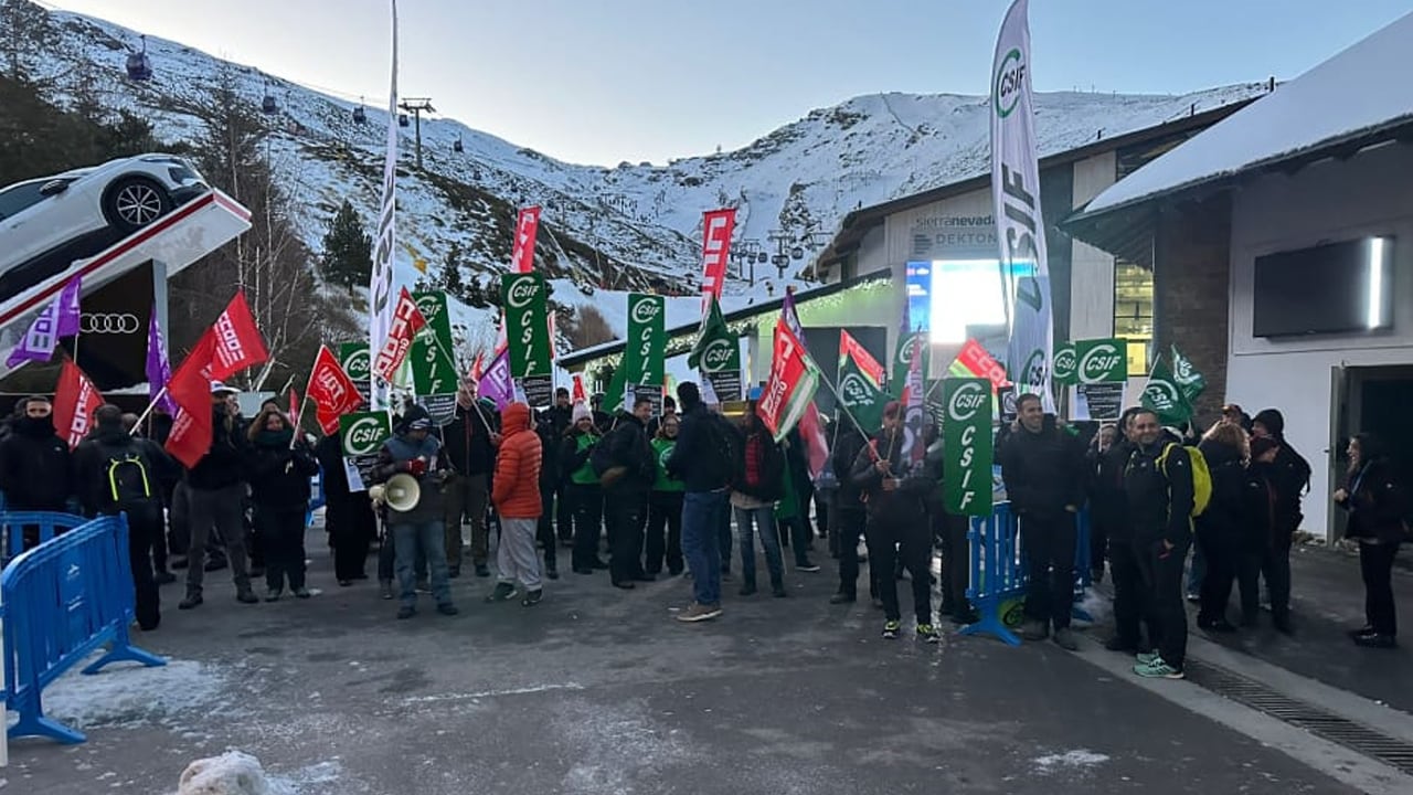 Concentración de trabajadores de los remontes de la estación de esquí de Sierra Nevada en huelga