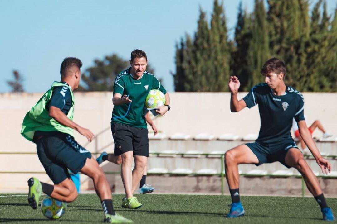 Mario Simón en su primer entrenamiento al frente del Albacete B