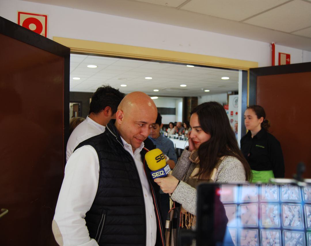 Jorge Leal, profesor de la Escuela de Hostelería Simone Ortega de Móstoles y Sandra Moreno