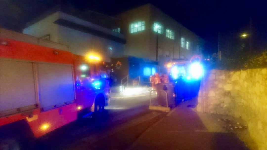 Los bomberos extinguen incendio residencia de mayores en Alzira