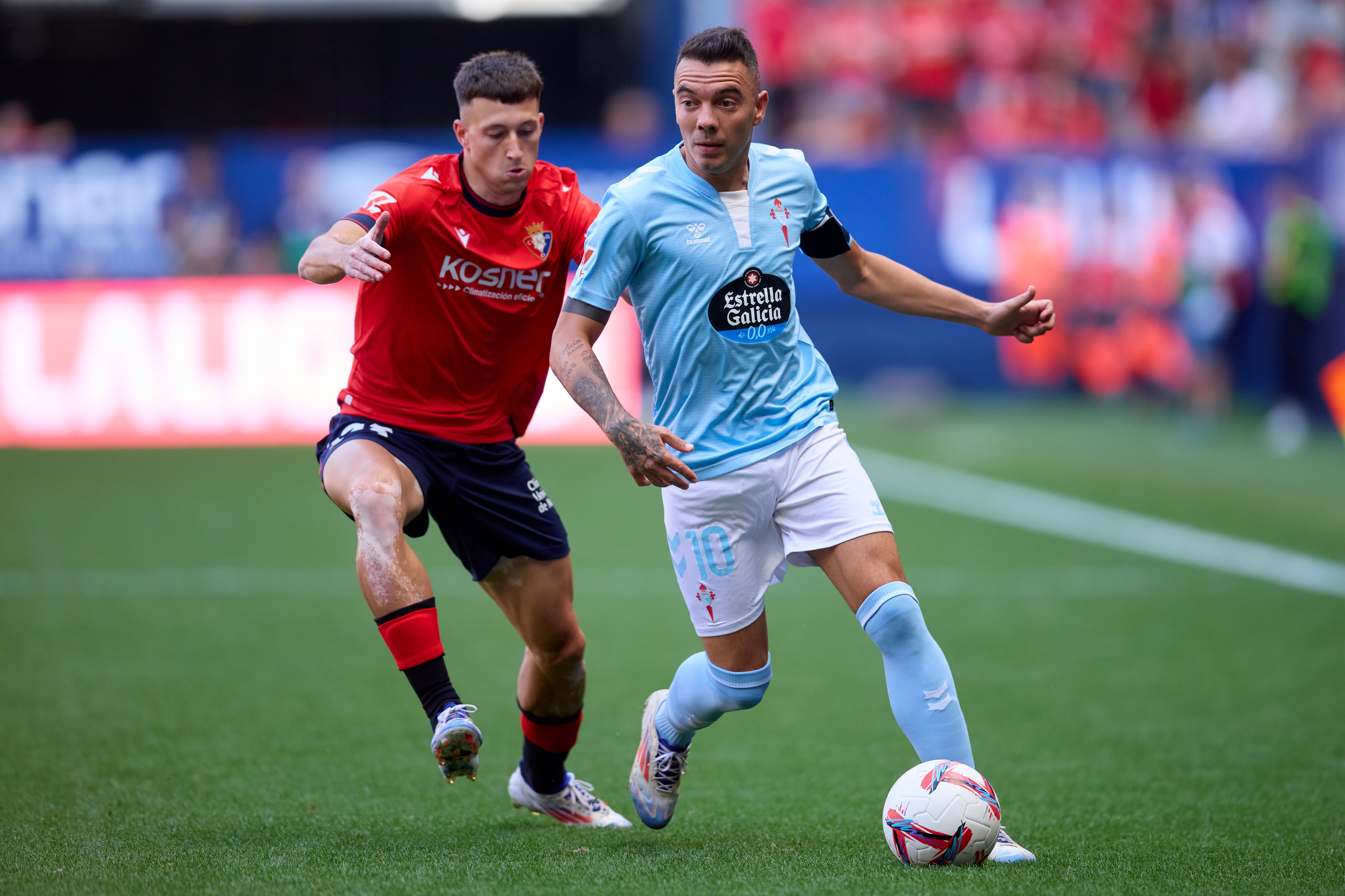 Iago Aspas (Celta de Vigo) protege el balón de la presión de Abel Bretones (Osasuna)