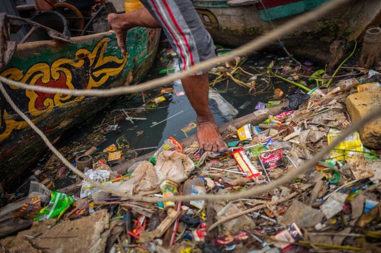 Acumulación de residuos de plástico en Yakarta. Indonesia y China son los dos países del mundo que más contribuyen a la contaminación del agua por el vertido de restos de plásticos. 