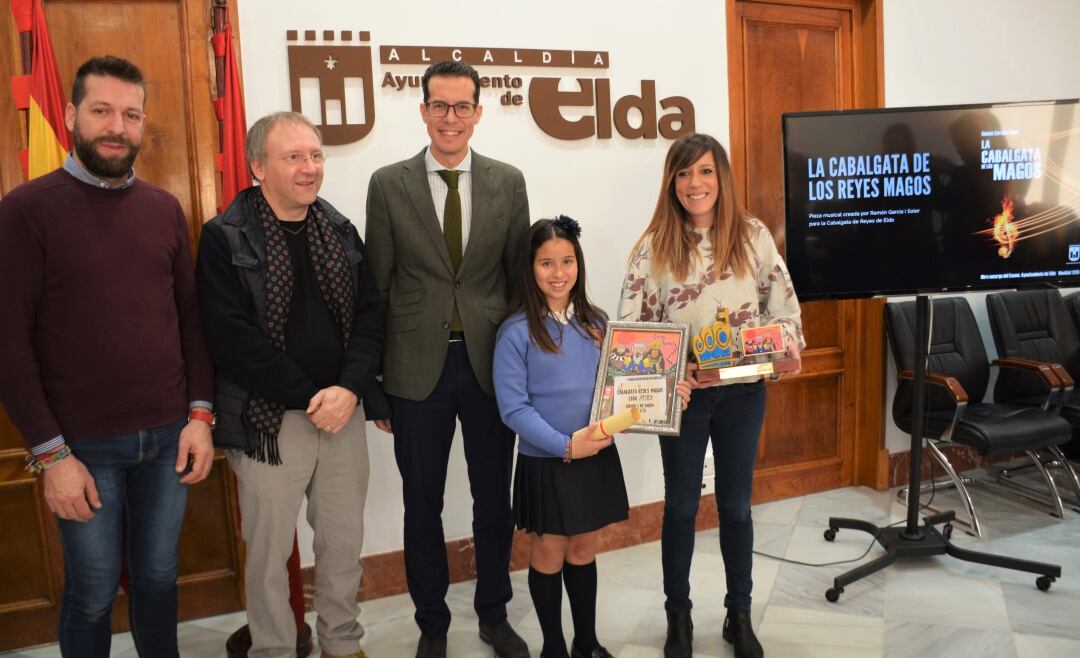 Ramón García i Soler entre el alcalde de Elda, Rubén Alfaro, y el presidente de la AMCE Santa Cecilia, David Mancera, el día de la presentación del himno “La Cabalgata de los Magos”