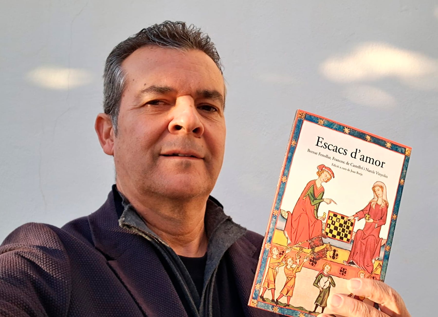 Joan Borja, amb un exemplar del llibre &#039;Escacs d&#039;amor&#039;