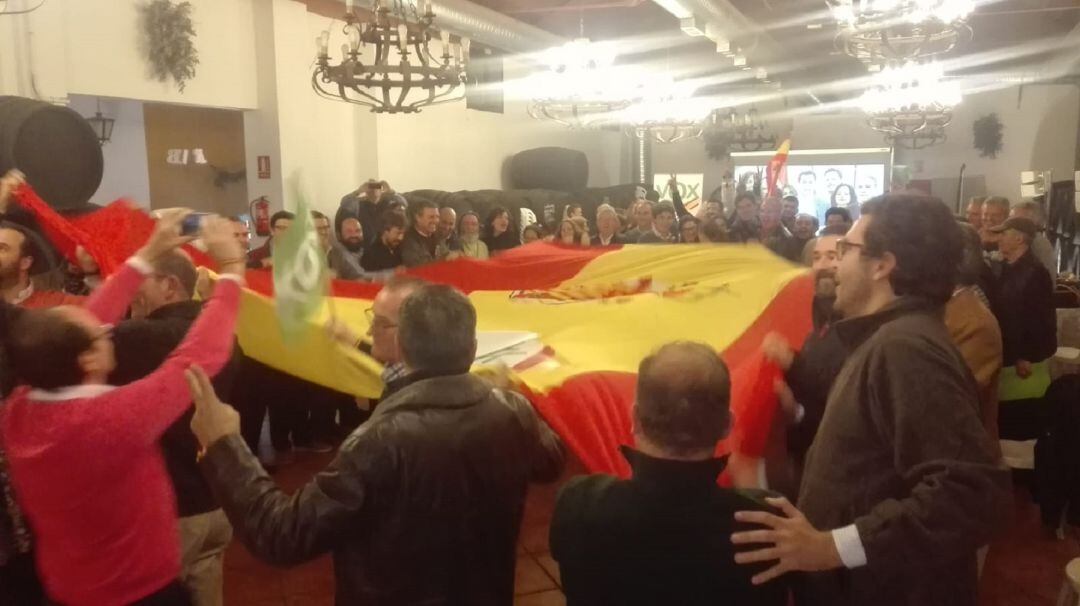 Militantes y simpatizantes de Vox, tras conocer los resultados.