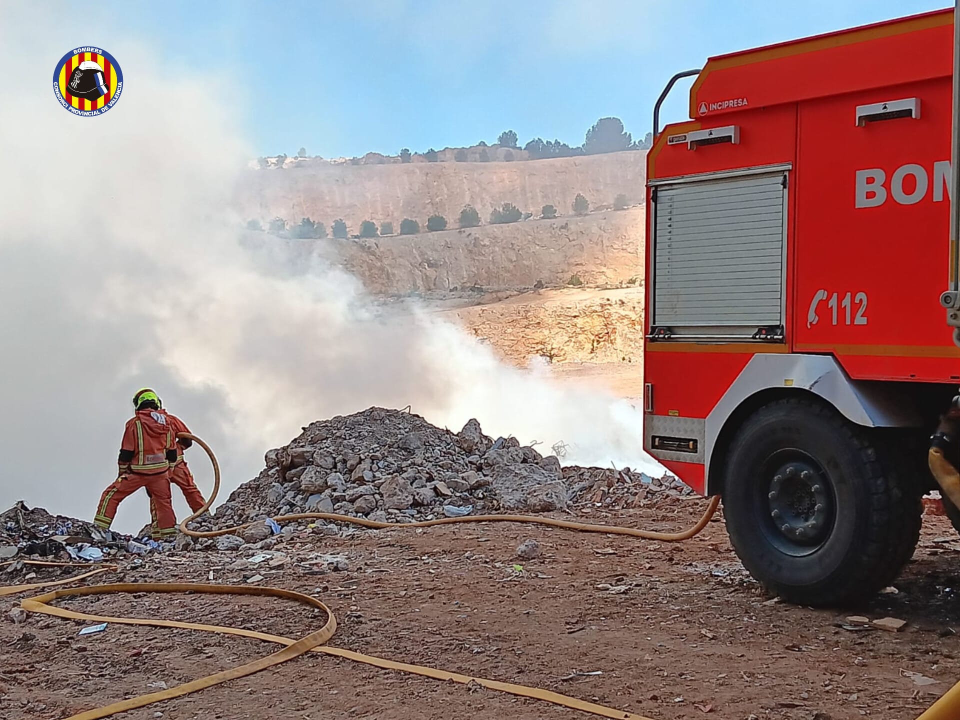 Un incendio calcina un vertedero en Alberic donde se acumulaban residuos de la DANA de Valencia.