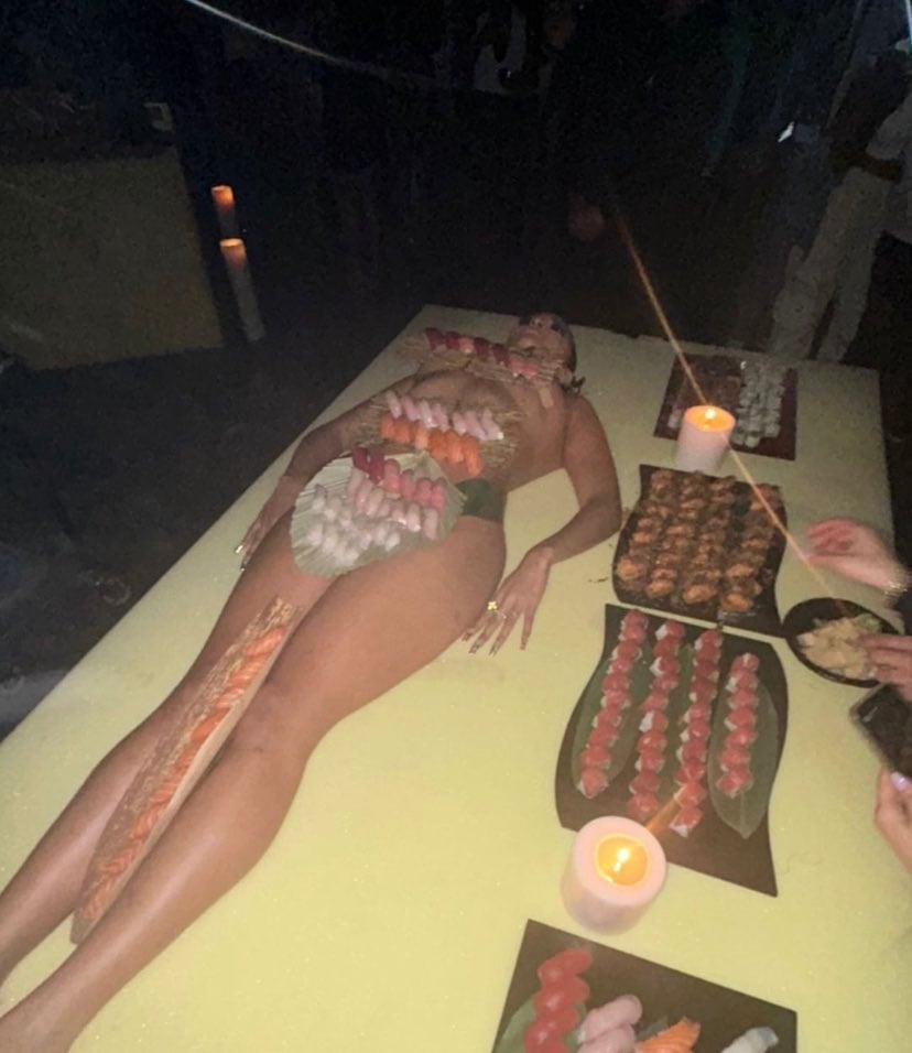 Varios platos de sushi y sashimi colocados sobre el cuerpo de una modelo desnuda durante el 46 cumpleaños de Kanye West