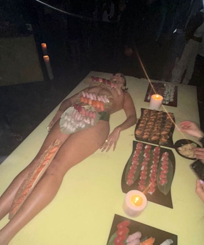 Varios platos de sushi y sashimi colocados sobre el cuerpo de una modelo desnuda durante el 46 cumpleaños de Kanye West
