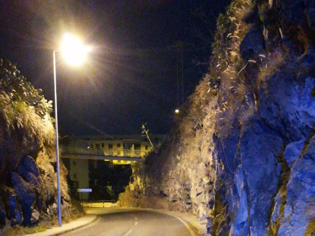 Desprendimientos sobre la calzada en la Carretera General del Sur