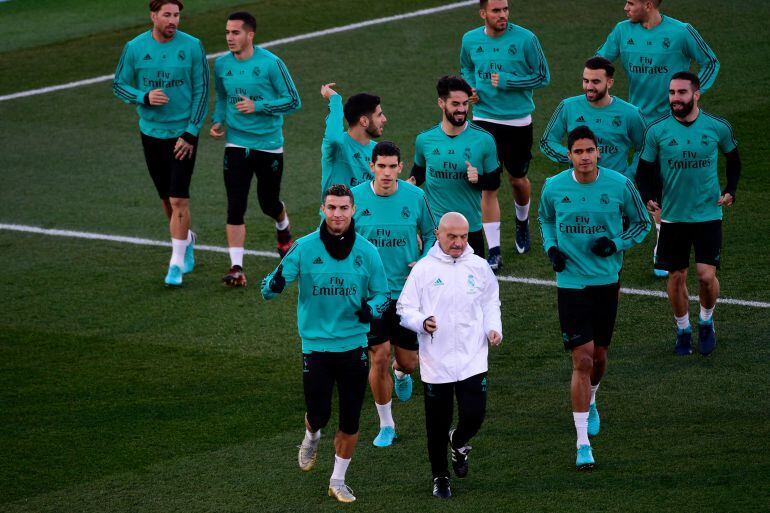 Los jugadores del Madrid corren durante un entrenamiento