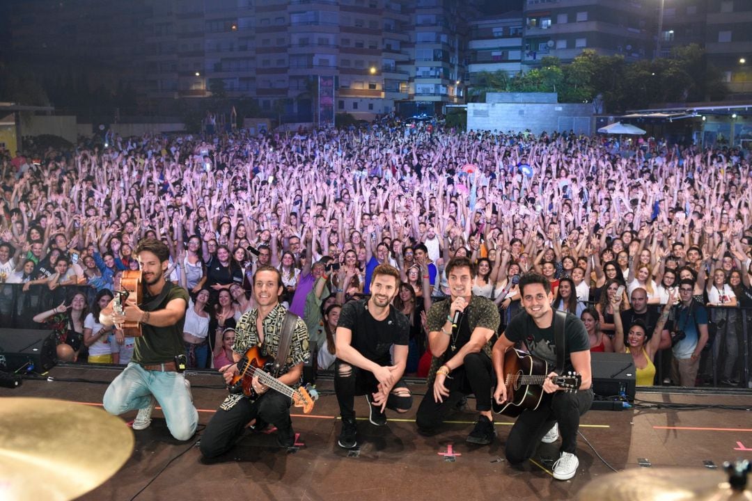 El grupo Dvicio durante su actuación anoche en el concierto de Cadena Dial en Motril