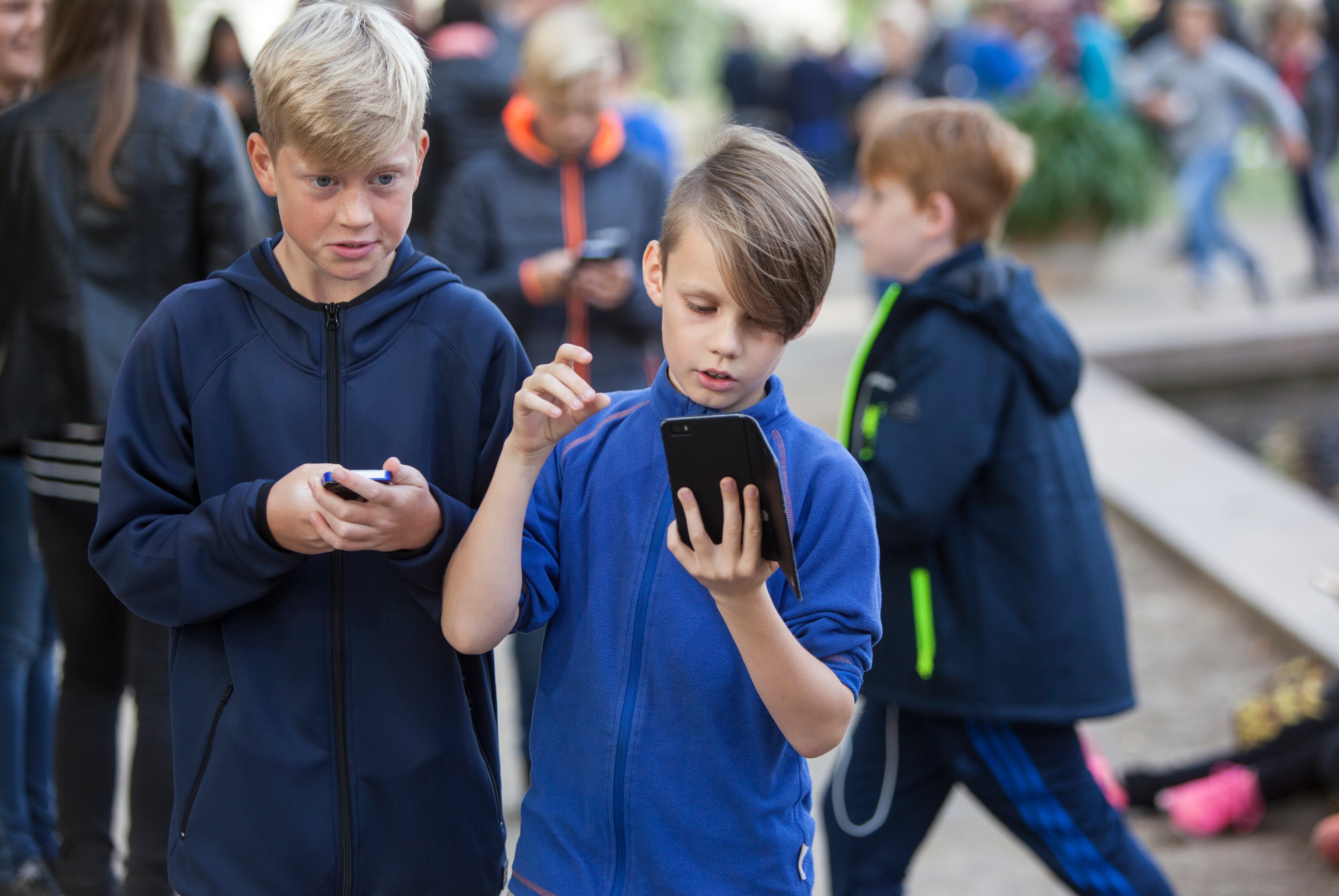Niños con teléfonos móviles en Copenhague (Dinamarca)
