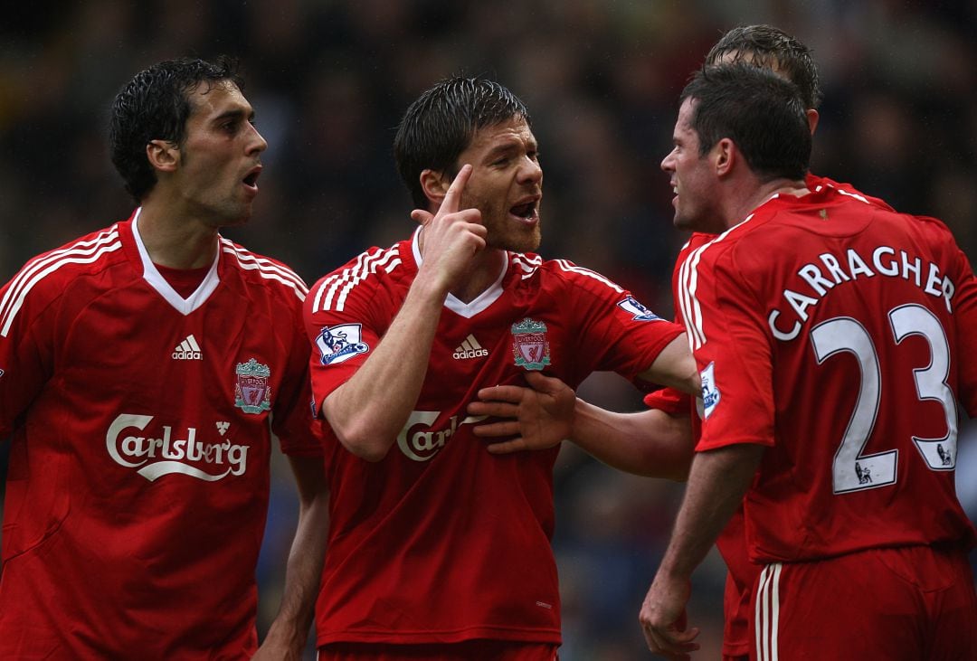 Xabi Alonso separa a Carragher y a Arbeloa