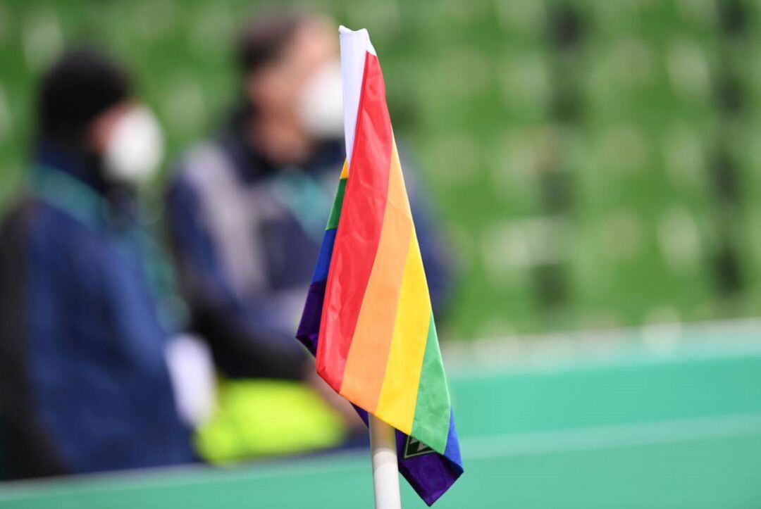 Banderín con la bandera arco iris