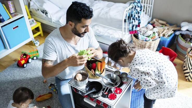 Contratan un camión de mudanzas para poder llevar al parque todo lo que necesita su hijo
