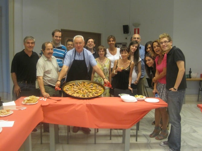 Cayo Lara (IU) demuestra sus habilidades paelleras