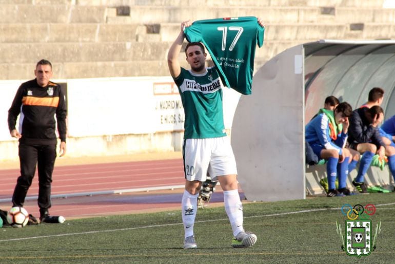 Jesús Gómez celebra el primer gol con la camiseta de Carlos Cano que está lesionado