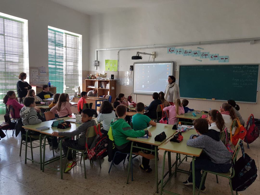 Momento del taller con las alumnas y alumnos de cuarto de primaria