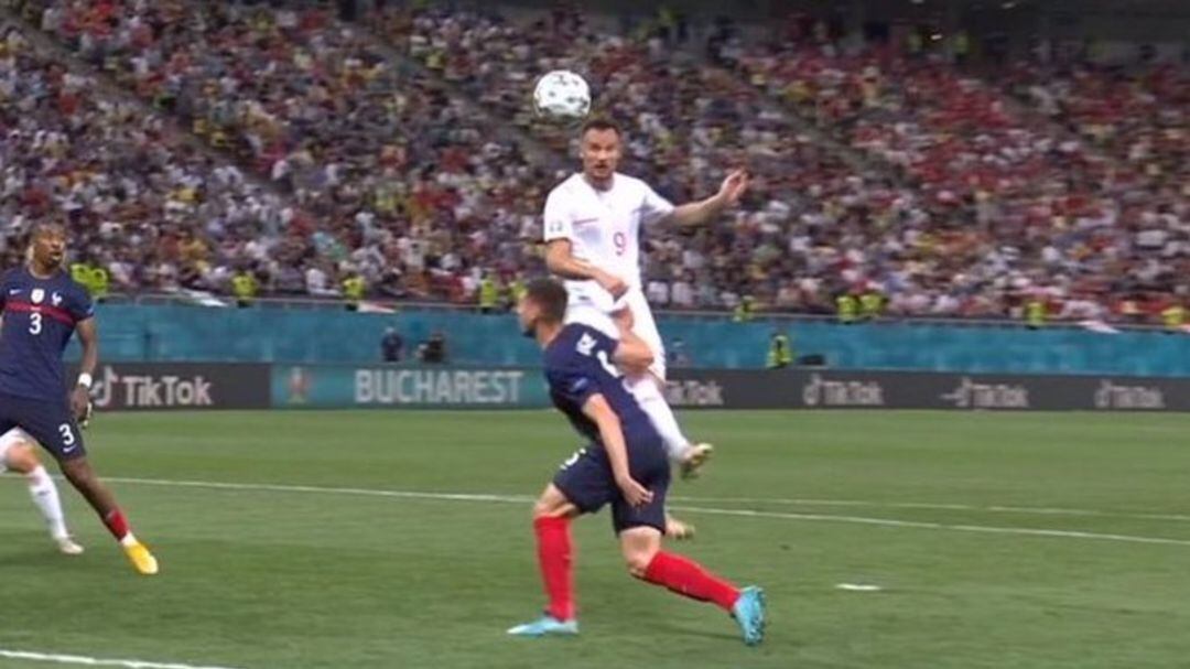 El salto de Seferovic frente a Lenglet en el primer gol del Francia - Suiza