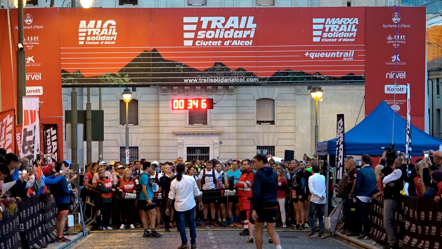 Un instante de la salida del Trail Solidari 2022 en la Plaza de España