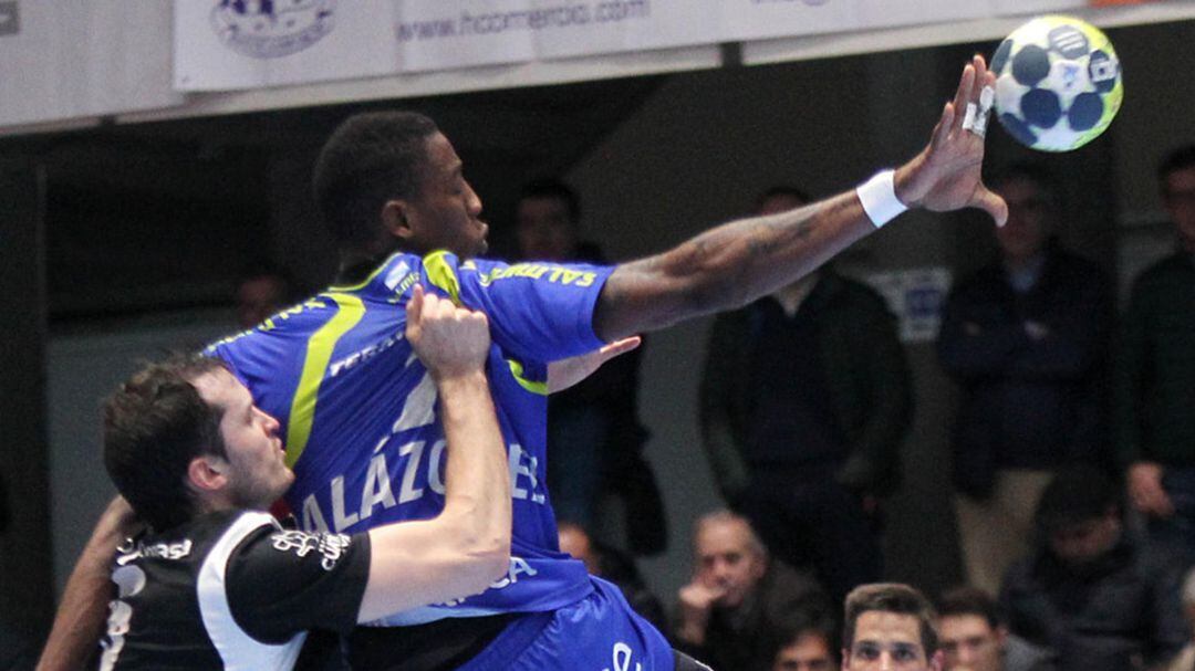 El cubano Yoan Balazquez vestirá la camiseta del Ademar