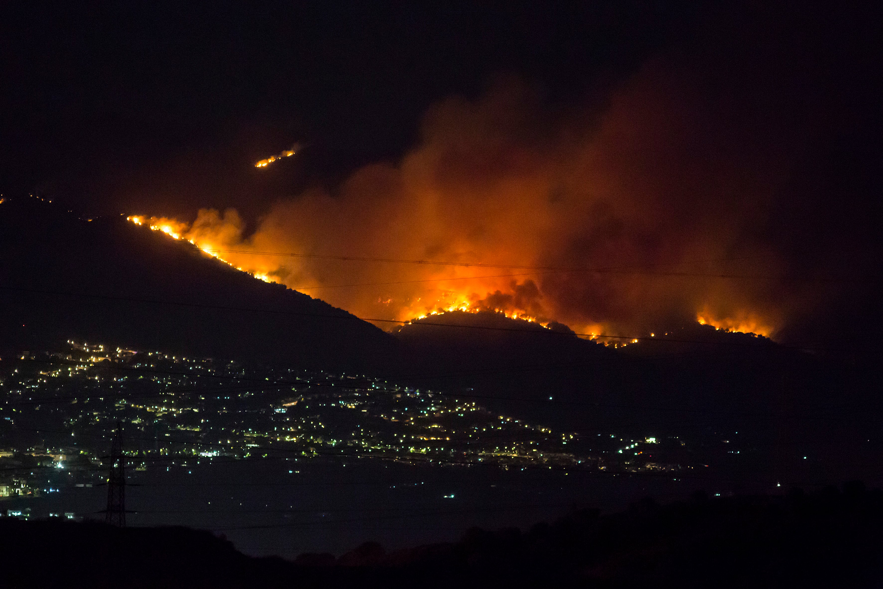 Alhaurín el Grande (Málaga) 16/07/2022.- Vista nocturna del incendio declarado este mediodía en el paraje El Higuerón de Mijas (Málaga) por el que ya se están efectuando desalojos en Jarapalos, Lauro Golf y Villa Llanos de la Plata, en el término municipal de Alhaurín de la Torre y que ha alcanzado al municipio de Alhaurín el Grande. EFE/Daniel Pérez.
