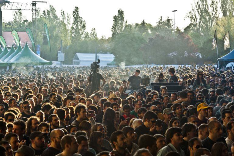 El público esperando al Azkena