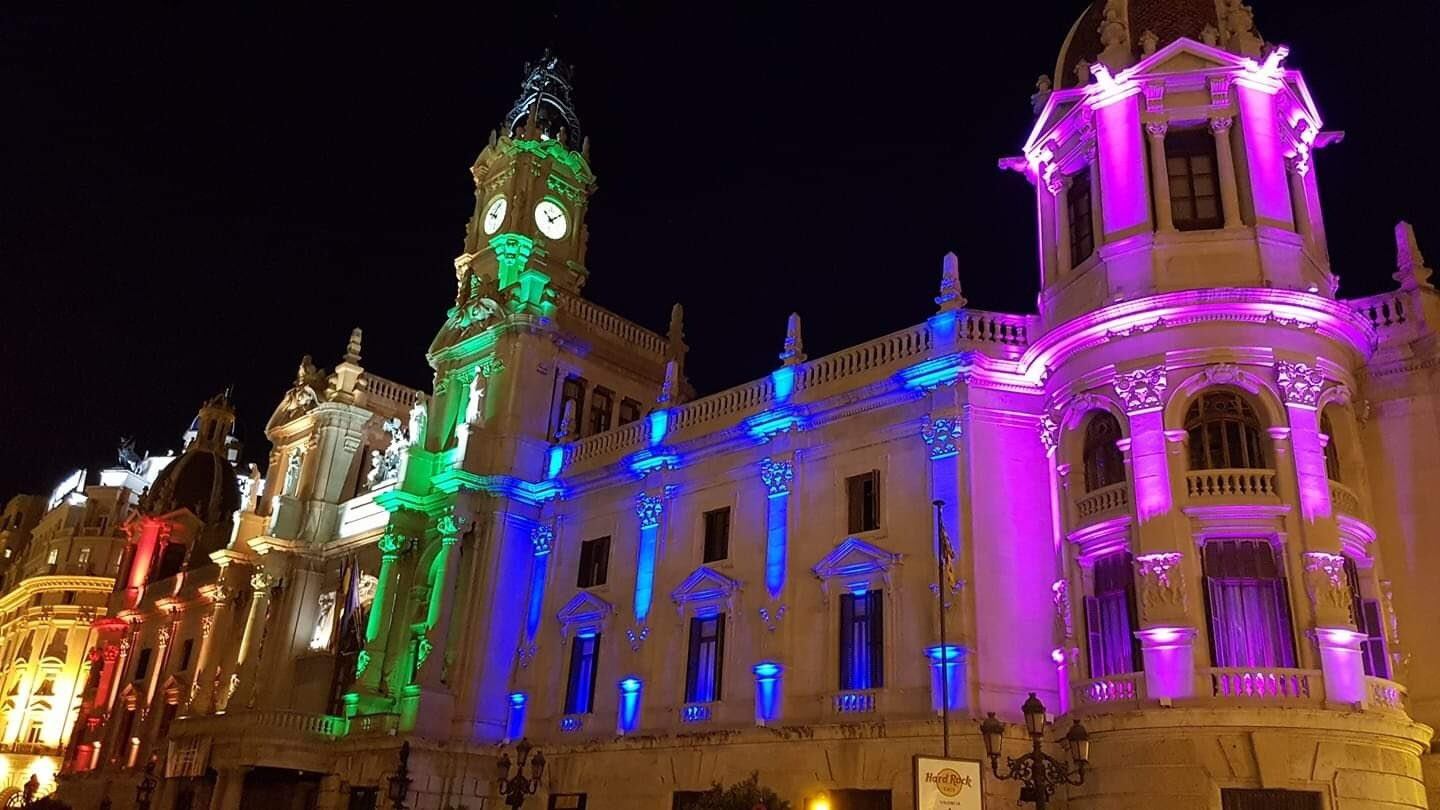 Archivo 2024 - Fachada del Ayuntamiento de València iluminada con los colores del Orgullo LGTBIQ+