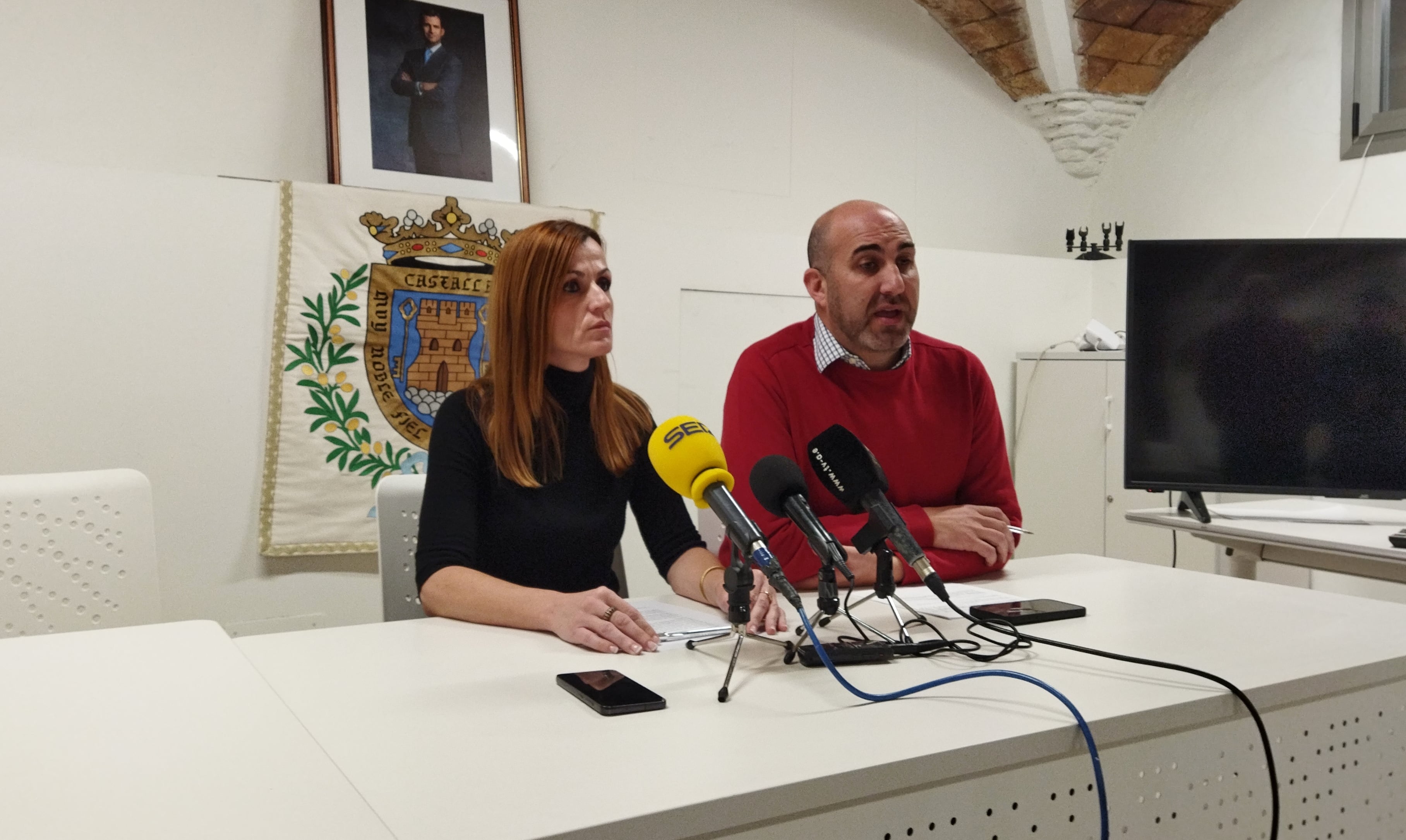 Raquel García, edil de Hacienda, y Jesús López, alcalde de Castalla presentando la modificación que se aplicará al Impuesto de Bienes Inmuebles urbano en 2025.