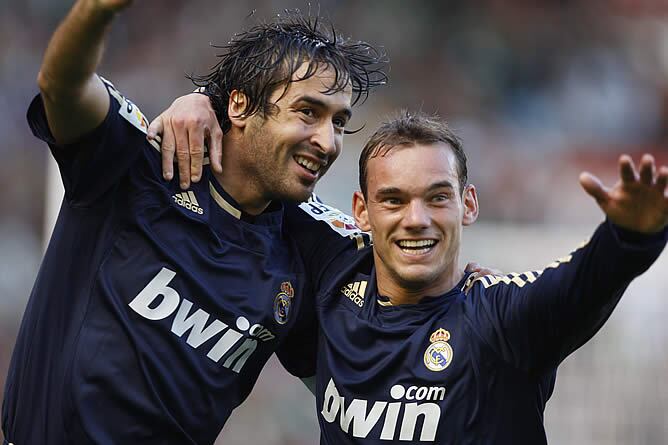 Raúl y Sneijder celebran el primer gol de los blancos conseguido por el capitán del Madrid.