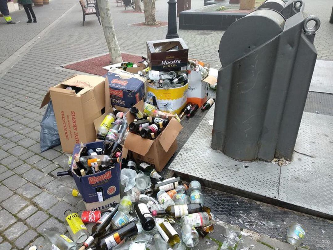 Acumulación de basuras en los contenedores que se ubican en la Plaza del Pan